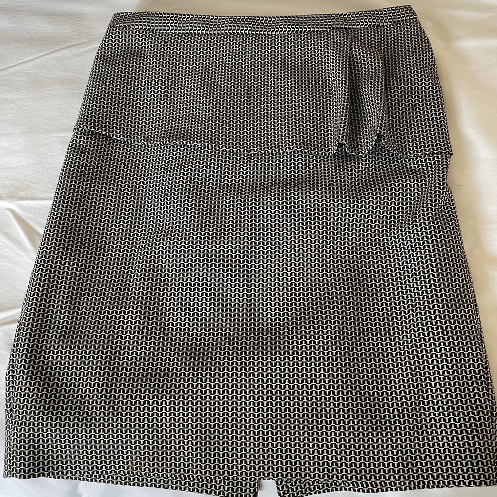 Black and white houndstooth style pencil skirt